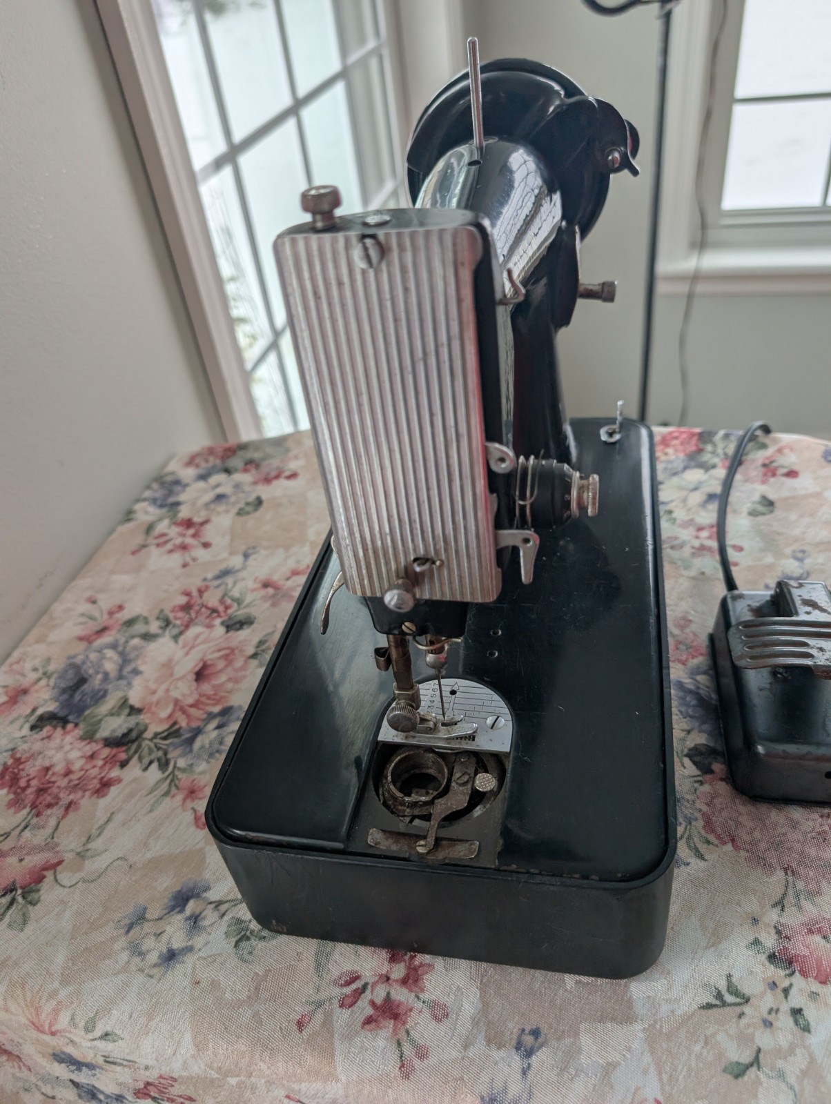 Vintage Singer Spartan 192K Sewing Machine w/Pedal - Needs Belt & Missing Plate