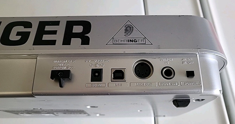 Behringer UMX25 Silver USB MIDI Audio 25-Key Ultra Compact Keyboard Controller