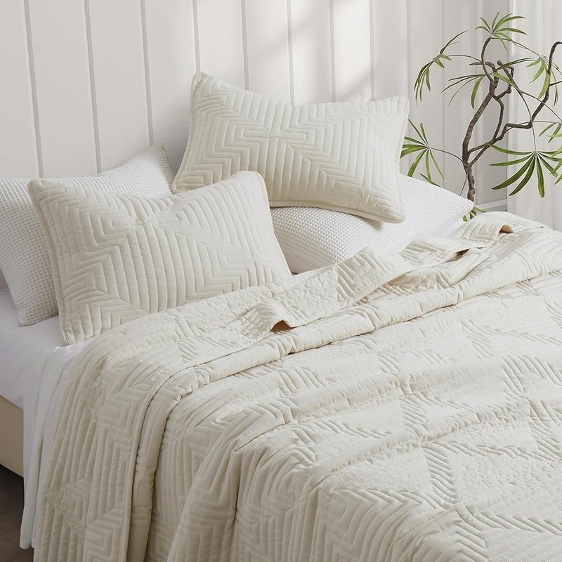 Queen Bedspread Set Modern Quilted Microfiber Comforter Durable Pet Friendly New