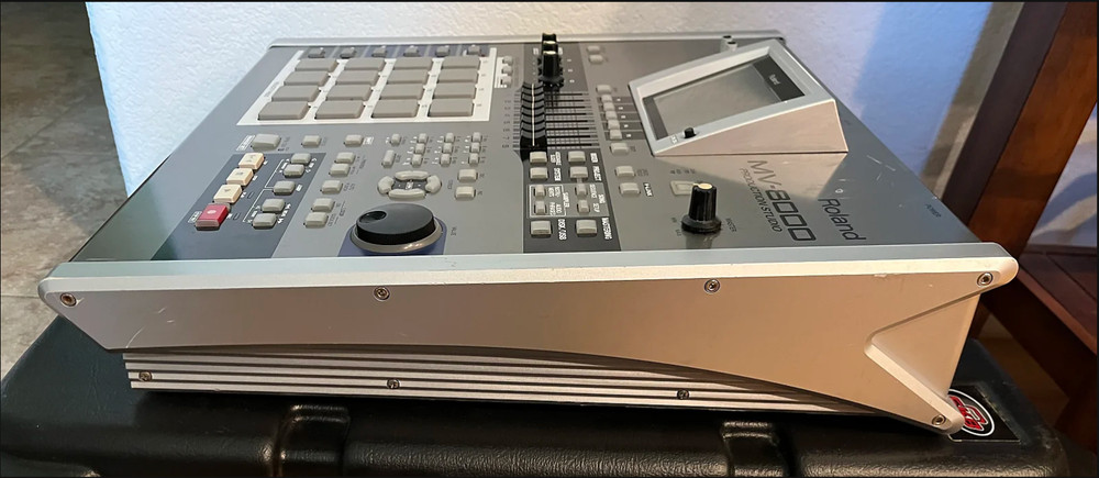 Roland MV-8000 Production Studio Sampler MIDI Sequencer Workstation