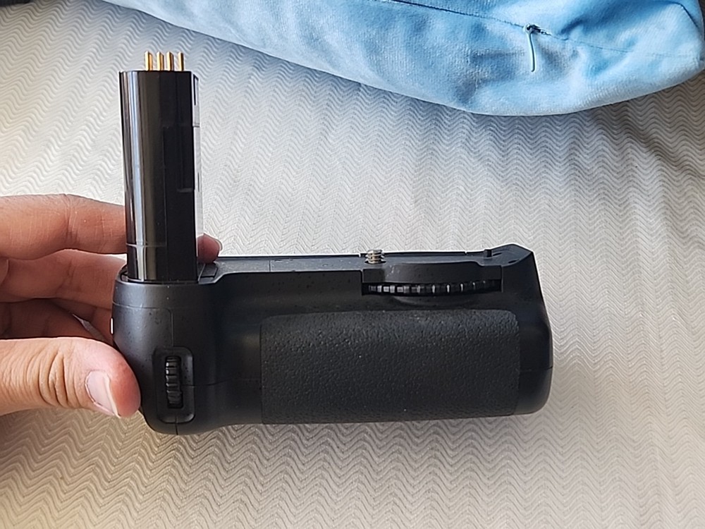 Meike Multi-Power Battery Pack MK-D90 - Not Tested