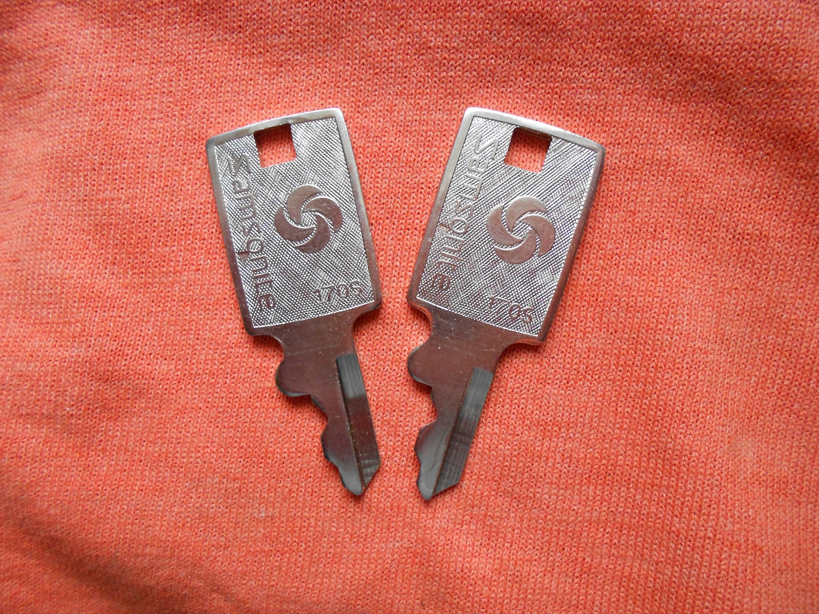 2 VINTAGE SAMSONITE LUGGAGE KEYS 170S