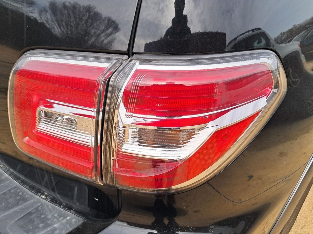 ARMADA 2017 Glove Box 4875505