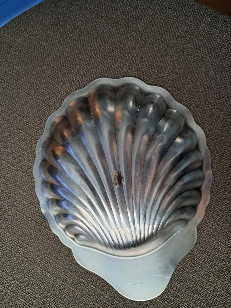 Oneida Silversmiths - 7 1/2" x 6" - Shell Shaped Nut Dish
