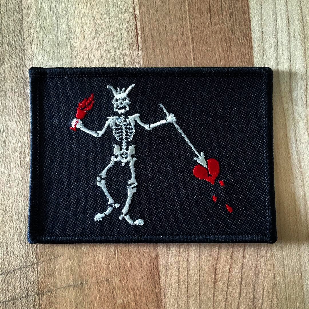 BLACKBEARD PIRATE FLAG iron-on PATCH JOLLY ROGER Skull Swords EMBROIDERED SKULL