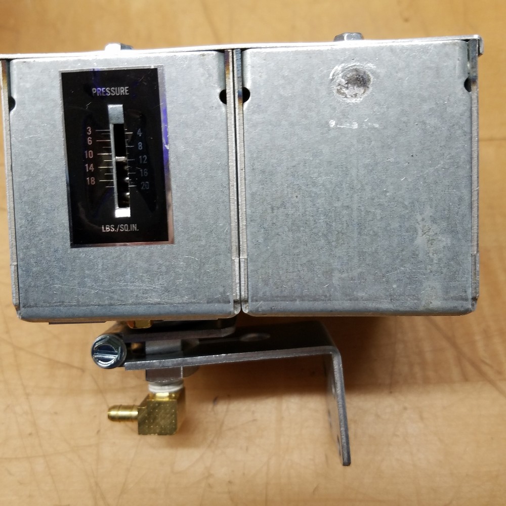 Johnson Controls P10FC-4C, Low Pressure Control, Range 3/20 PSIG W/ Barb Fitting