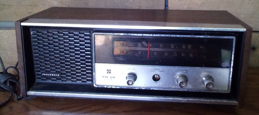 Vintage Panasonic Solid State FM-AM transistor radio model RE-7369