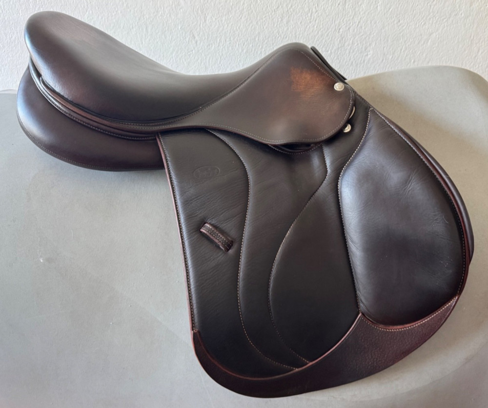 17" Devoucoux Biarritz O Saddle - 2010/2023 - 2A Forward Flaps - Full Buffalo