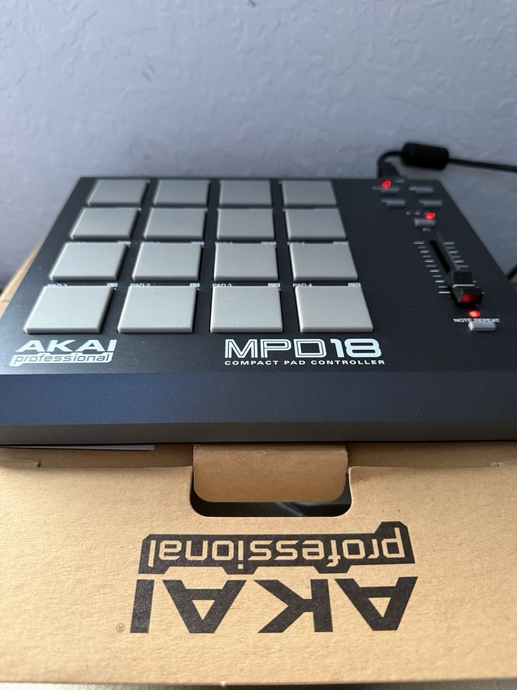 Akai MPD18 USB MIDI Pad Controller 16 MPC Pads w/ Software Disc Tested