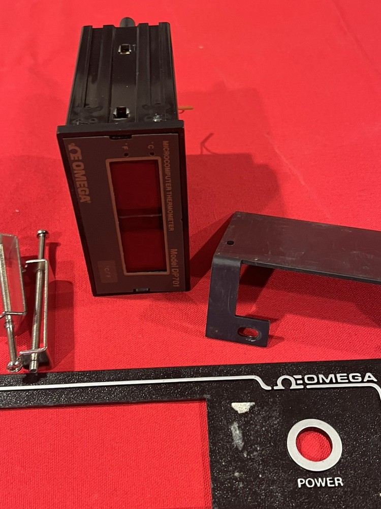 Omega DP701 Microcomputer digital Thermometer Readout