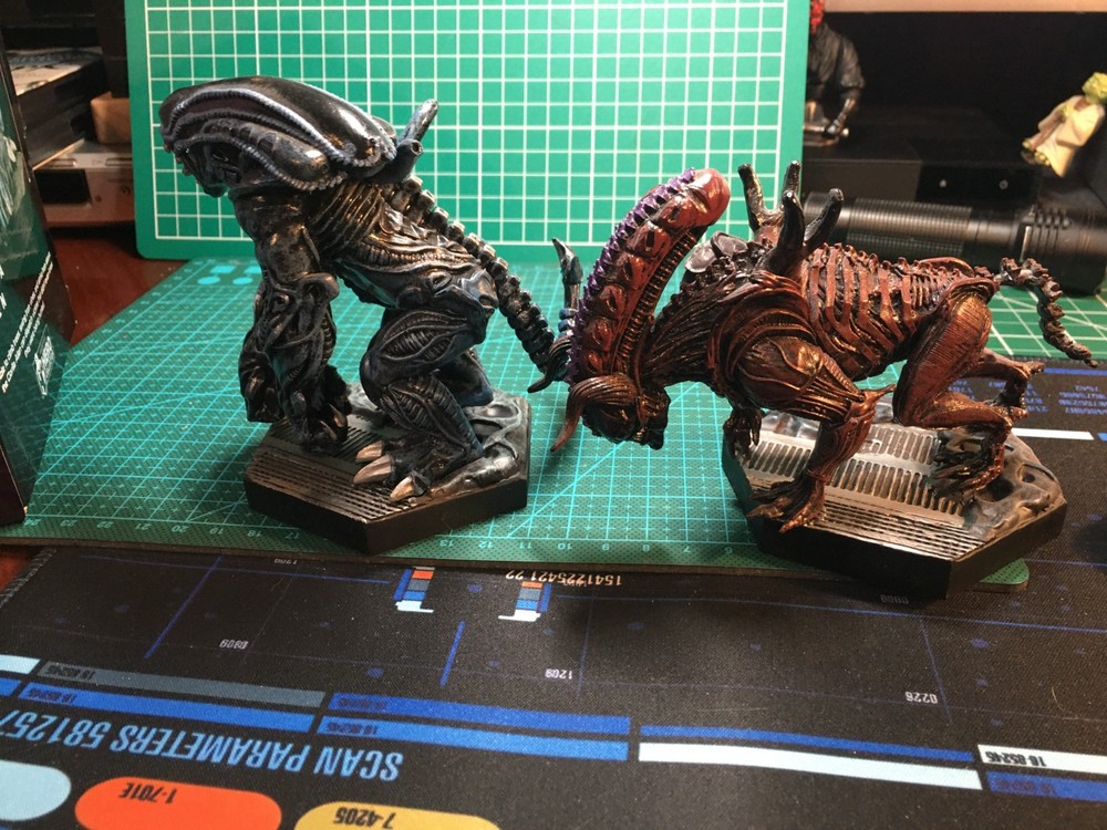 Eaglemoss Aliens "Box Set 4 "Alien vs Predator Video Game Set" opened, displayed