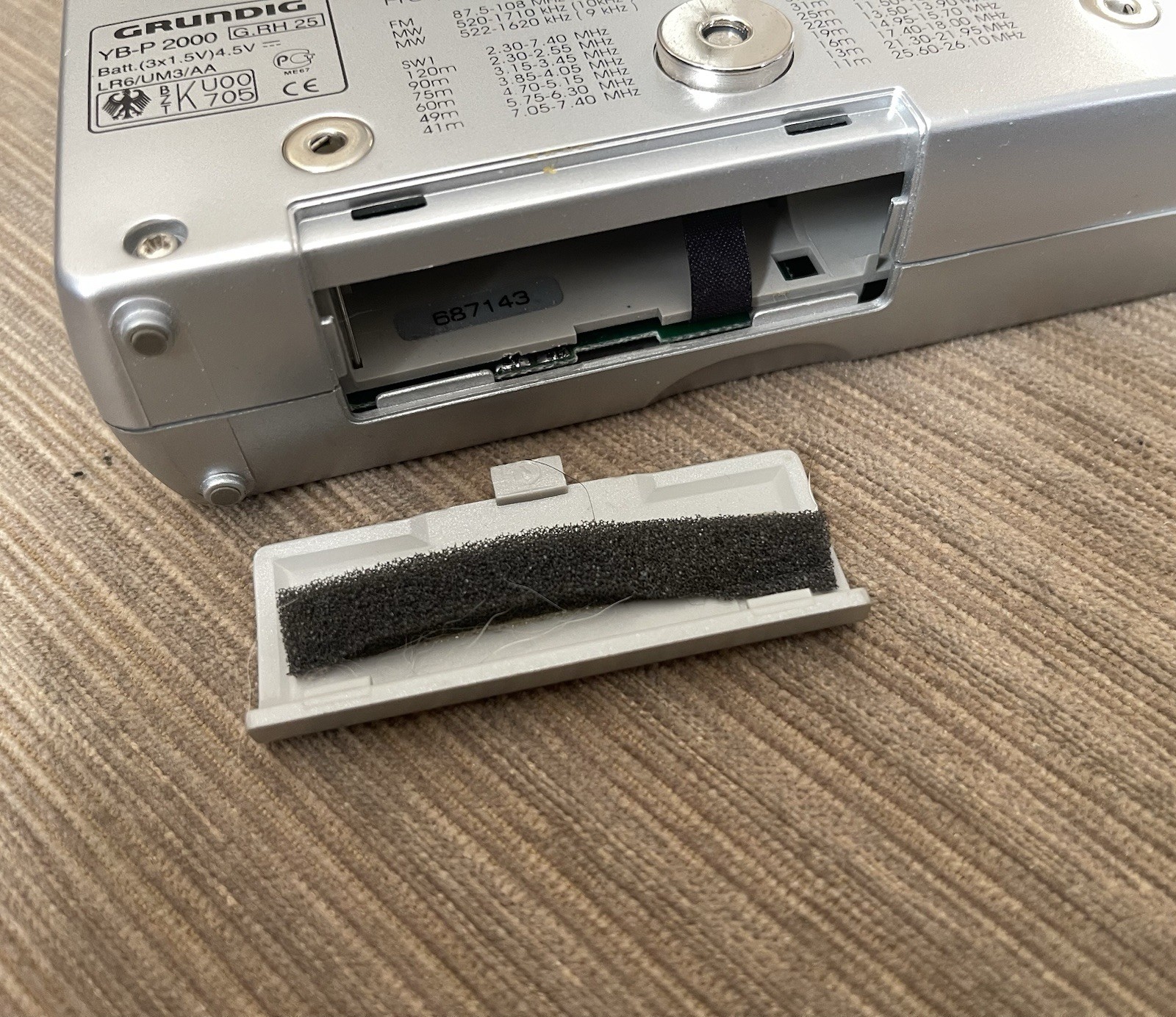 Grundig Yacht Boy World Receiver YB-P2000 SW FM Radio + Plug F.A. Porsche Tested