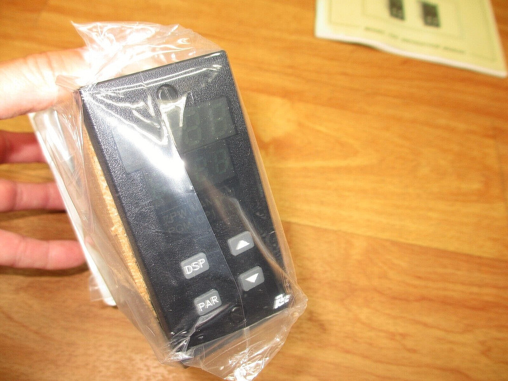 Red Lion TSC10004 *NEW* Temperature Setpoint Controller Panel Meter Control