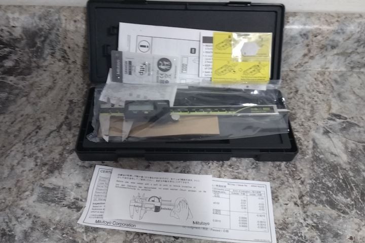 Mitutoyo 500-196-30 0-6 In Range 1-37/64 In Jaw Depth 4-Way Digital Caliper (BW)