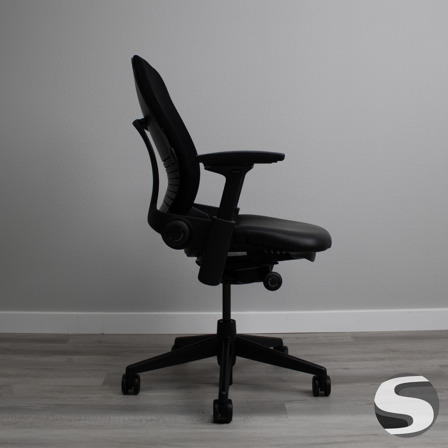 Steelcase V2 Leap - 3D Mesh and Leather Seat in Black