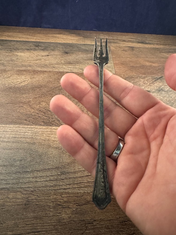 Oneida Hotel Plate Silverplated Olive Serving Fork Vernon/Ashley Pattern