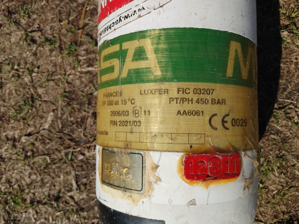 scuba diving oxygen tanks