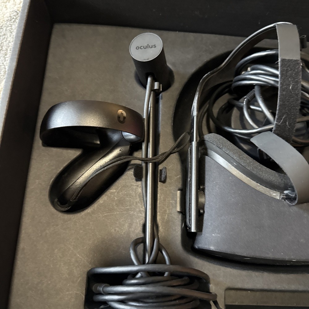 Oculus Rift Black VR Headset with Controllers for PC & Console with Orginal Box