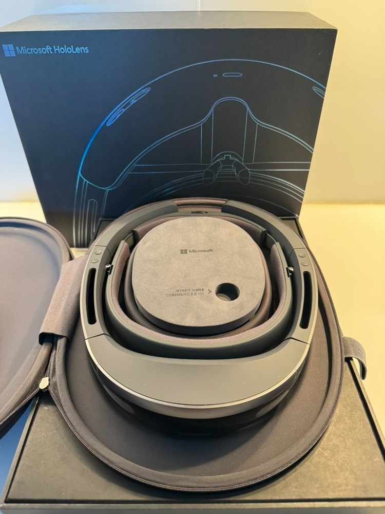 LIGHTLY USE: Microsoft HoloLens 1 Headset- With Box
