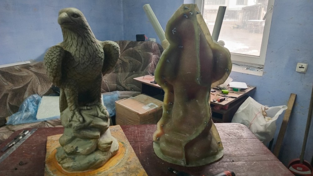Polyurethane flexible mold with a plastic frame "The eagle looks to the left"