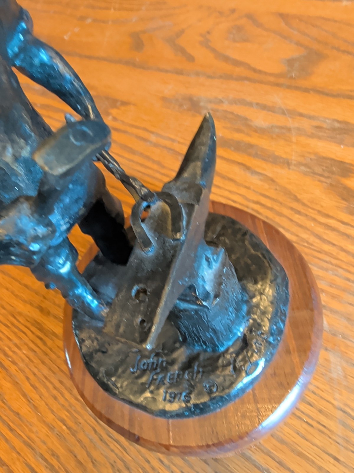 JOHN FRENCH HEAVY BRONZE METAL STATUE FIGURE BLACKSMITH HORSESHOE 1976 RARE VTG