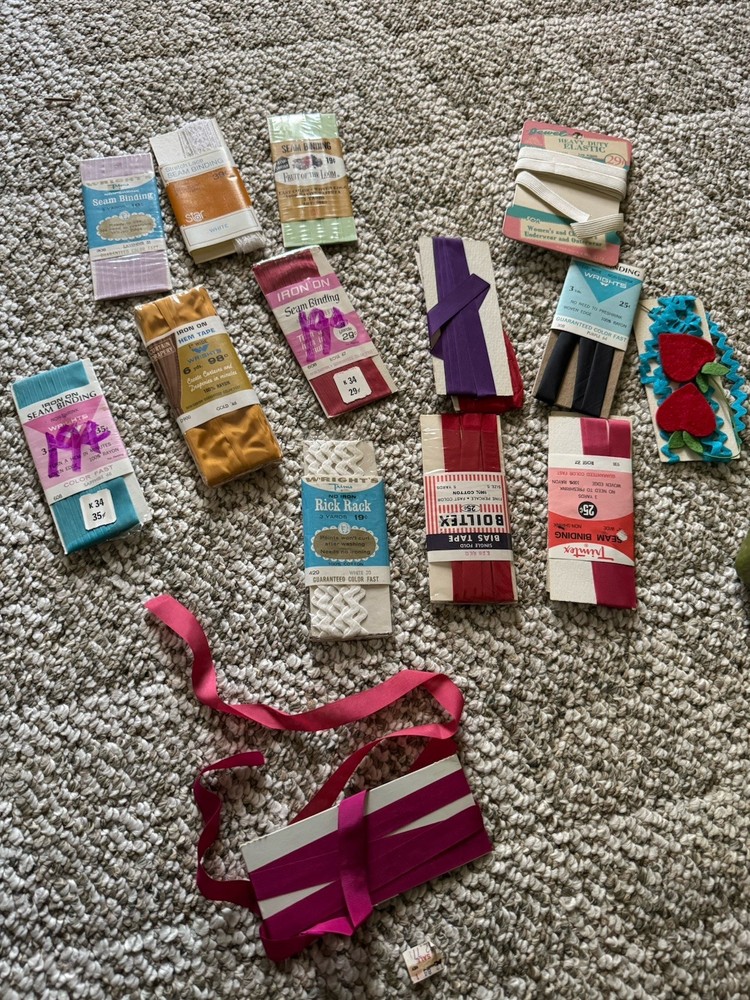 Vintage sewing box, various items , see pics