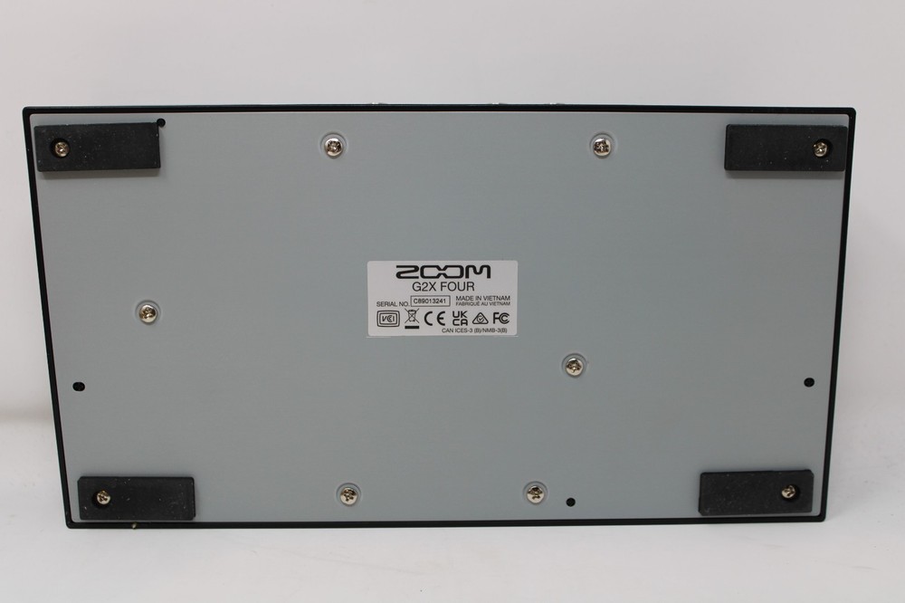 Zoom G2X Four Guitar MultiEffects Processor with Expression Pedal + Box