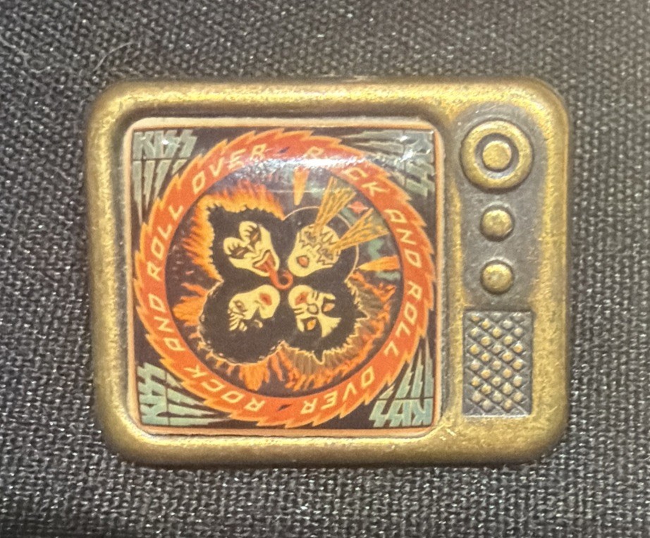 Kiss Pin Rock and Roll Over 1977 TV set Rare Vintage Pinback 70’s
