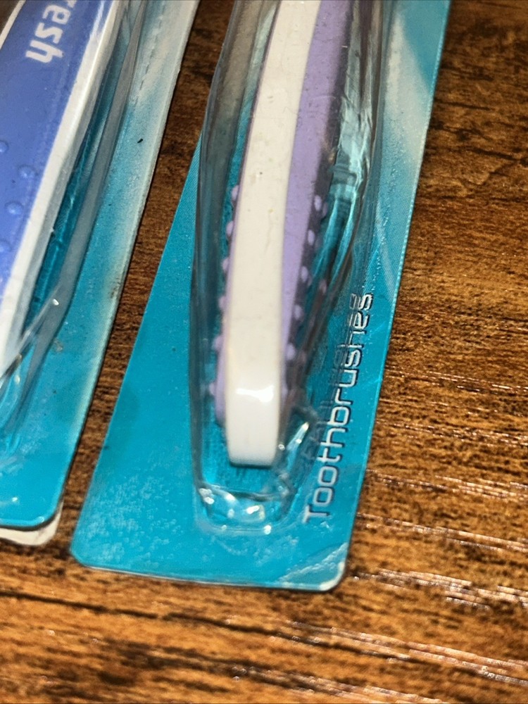 Aquafresh Medium #32 Toothbrushes 2-Pack Sealed 61674XD - Slight Pkg Damage