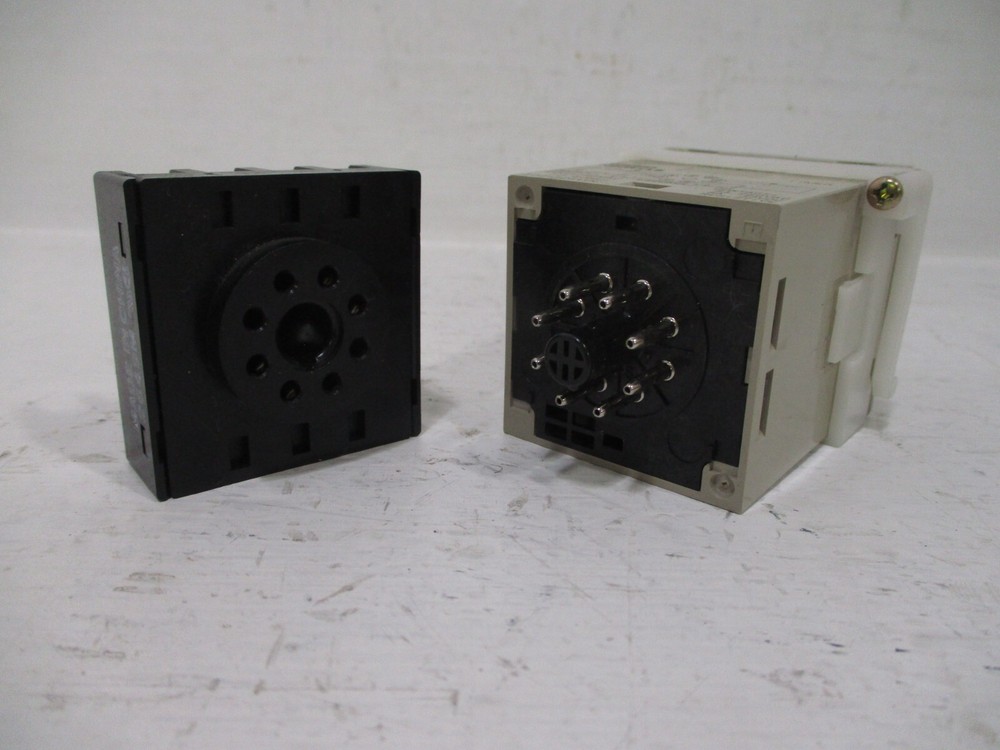 Omron H3CR-A8 Timer Module H3CR 8-PIN w/ Socket 100-240VAC 100-125VDC