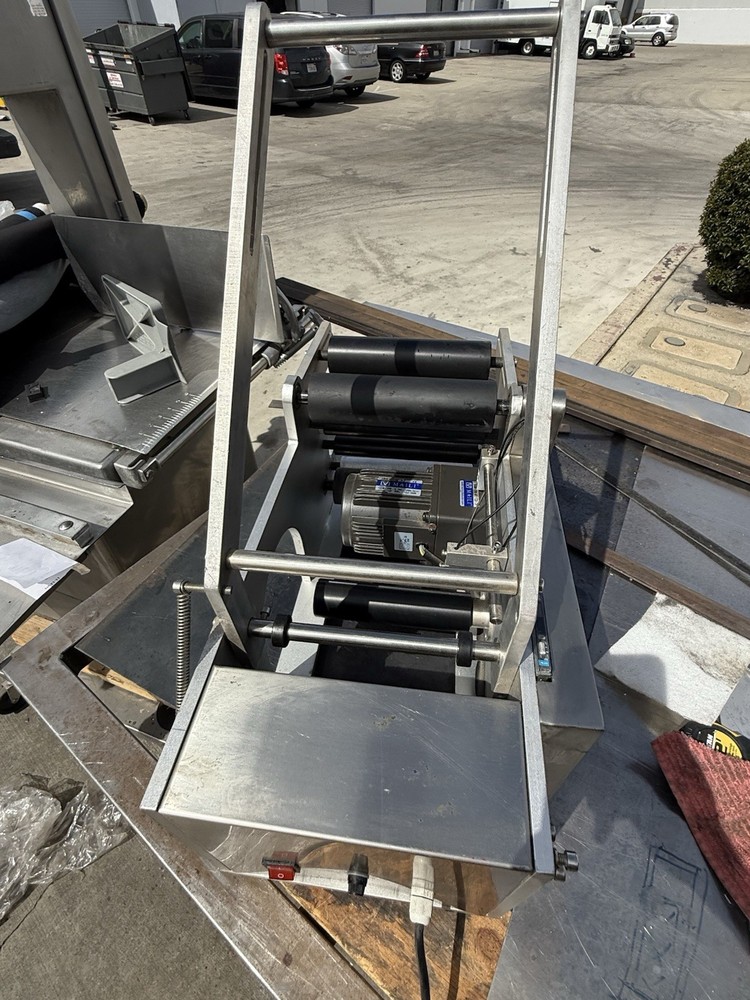ELECTRIC BOTTLE LABEL APPLICATOR- USED