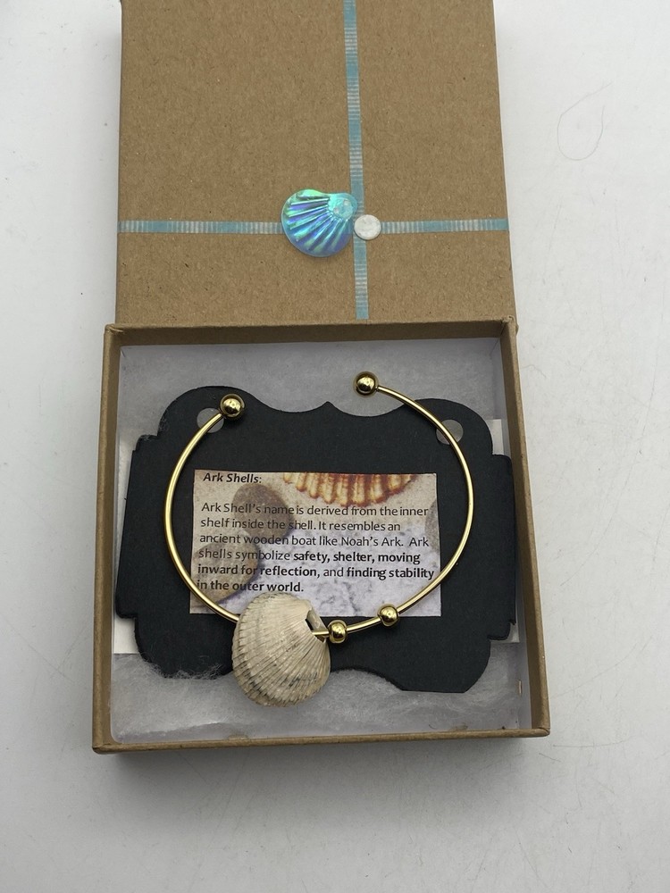 NIB Artisan Handcrafted “Ark Shell” Bangle Bracelet 2