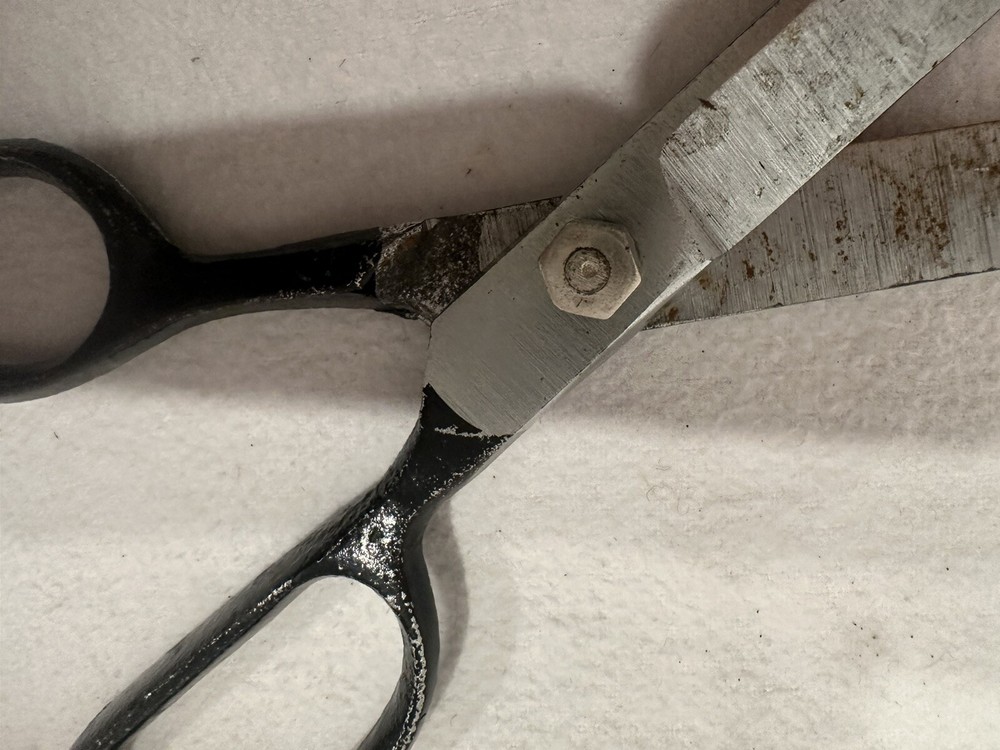 Vintage Black Handled Shears Scissors 7 inches