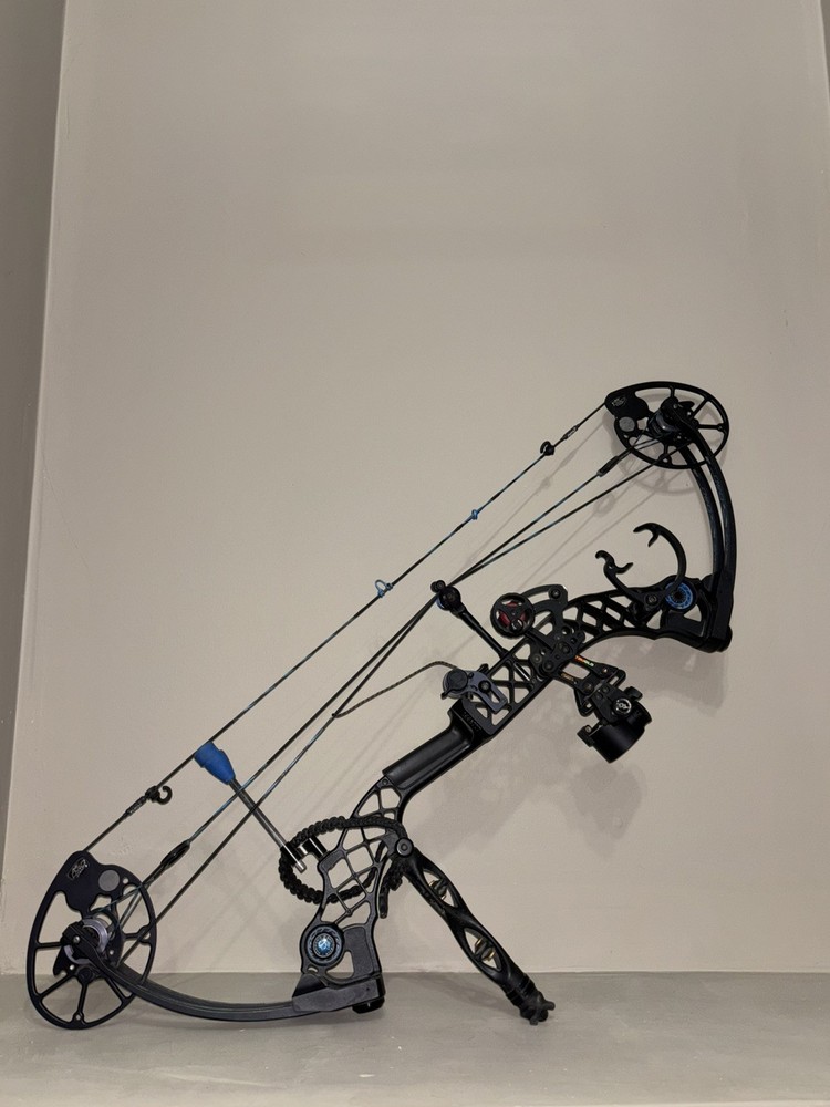 Mathews Chill R Right Hand Compound Bow Black 70lb
