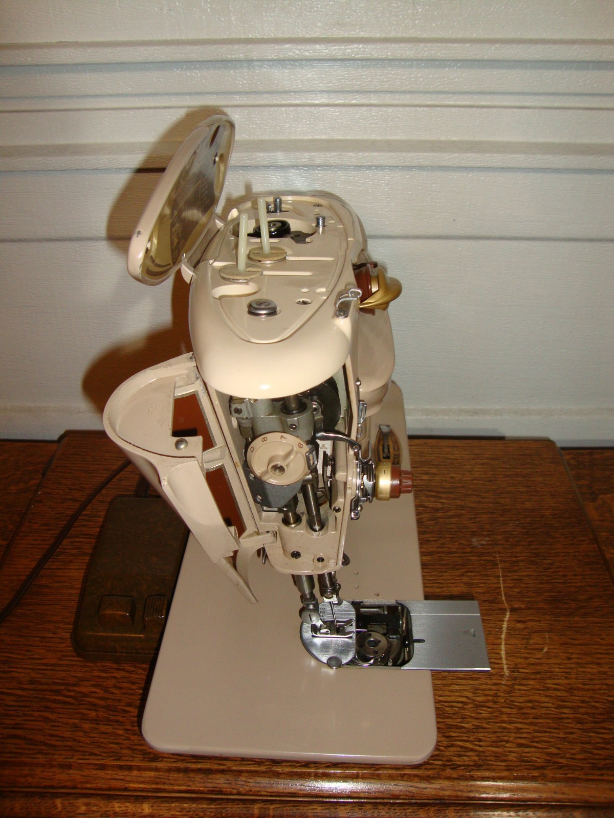 SINGER SEWING MACHINE MODEL 500A ROCKETEER , SERVICED