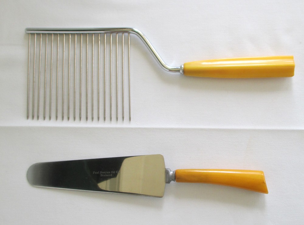 Bakelite Butterscotch Handled Cake Comb and Cake Server Schneider