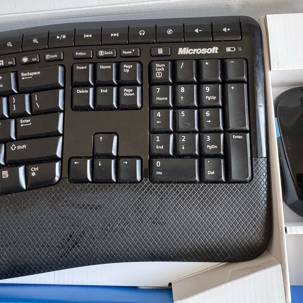 Microsoft Windows Wireless Comfort 5050 Desktop Keyboard & Mouse Includes DONGLE