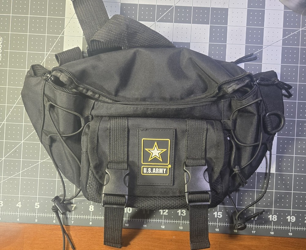 Fannypack multi compartment black with a US Army Logo