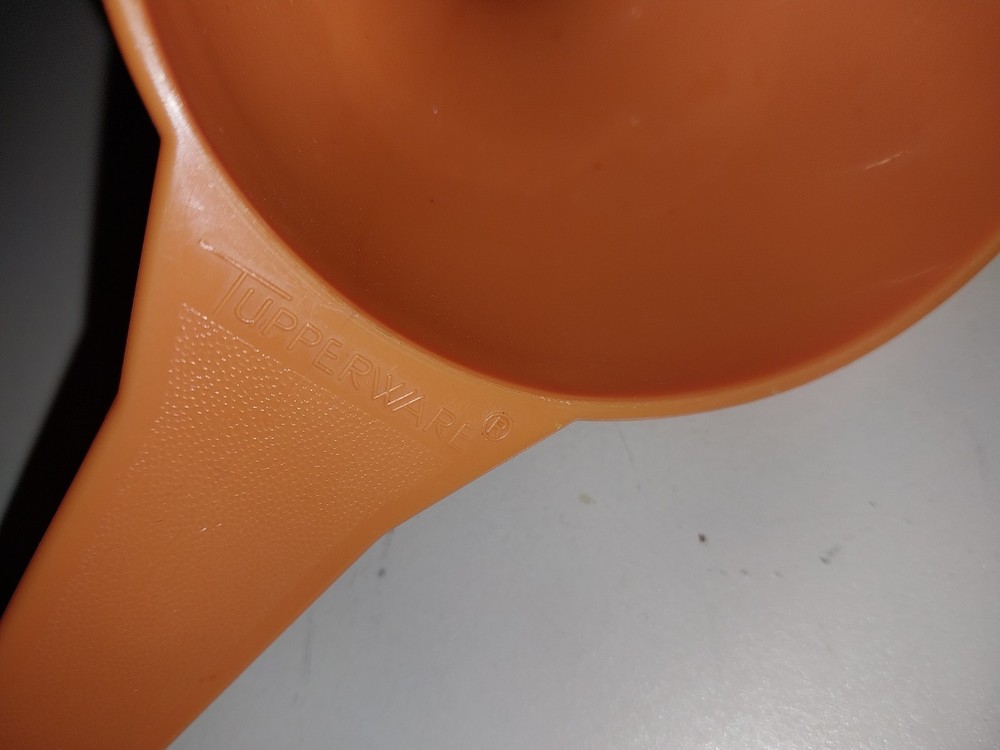 Funnel tupperware orange USED