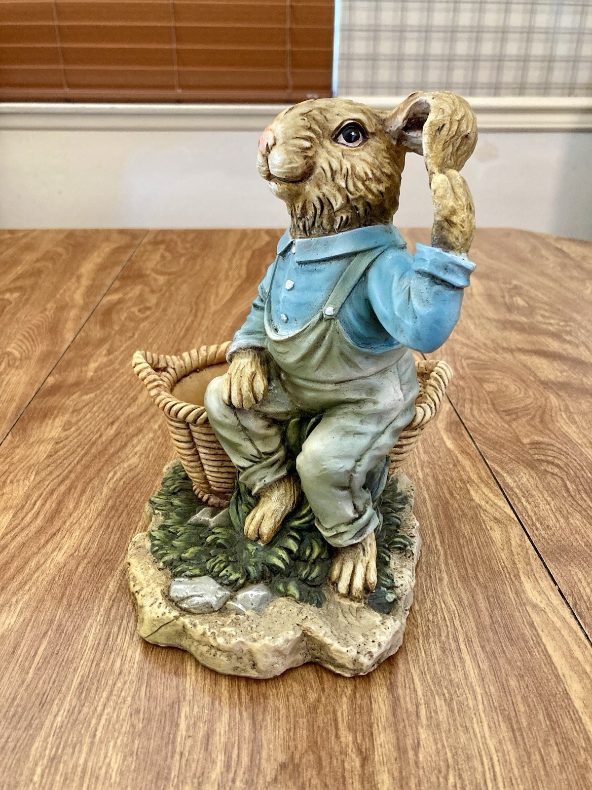 Chrisdon Rabbit Figurine Resin Basket