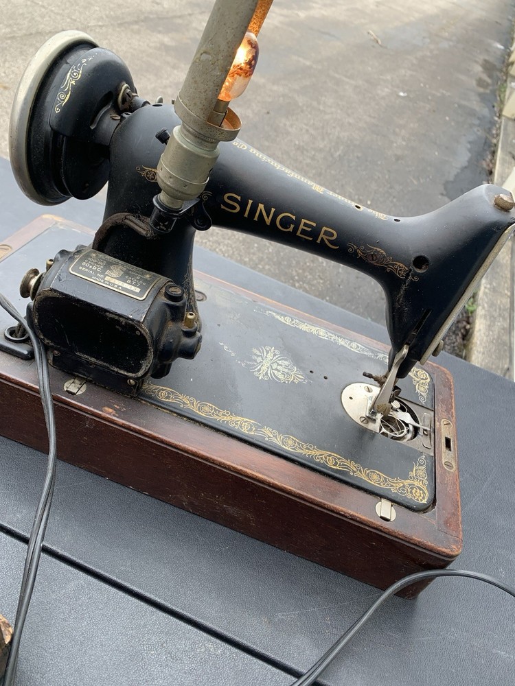 Antique Singer Sewing Machine 1930s W/ Case