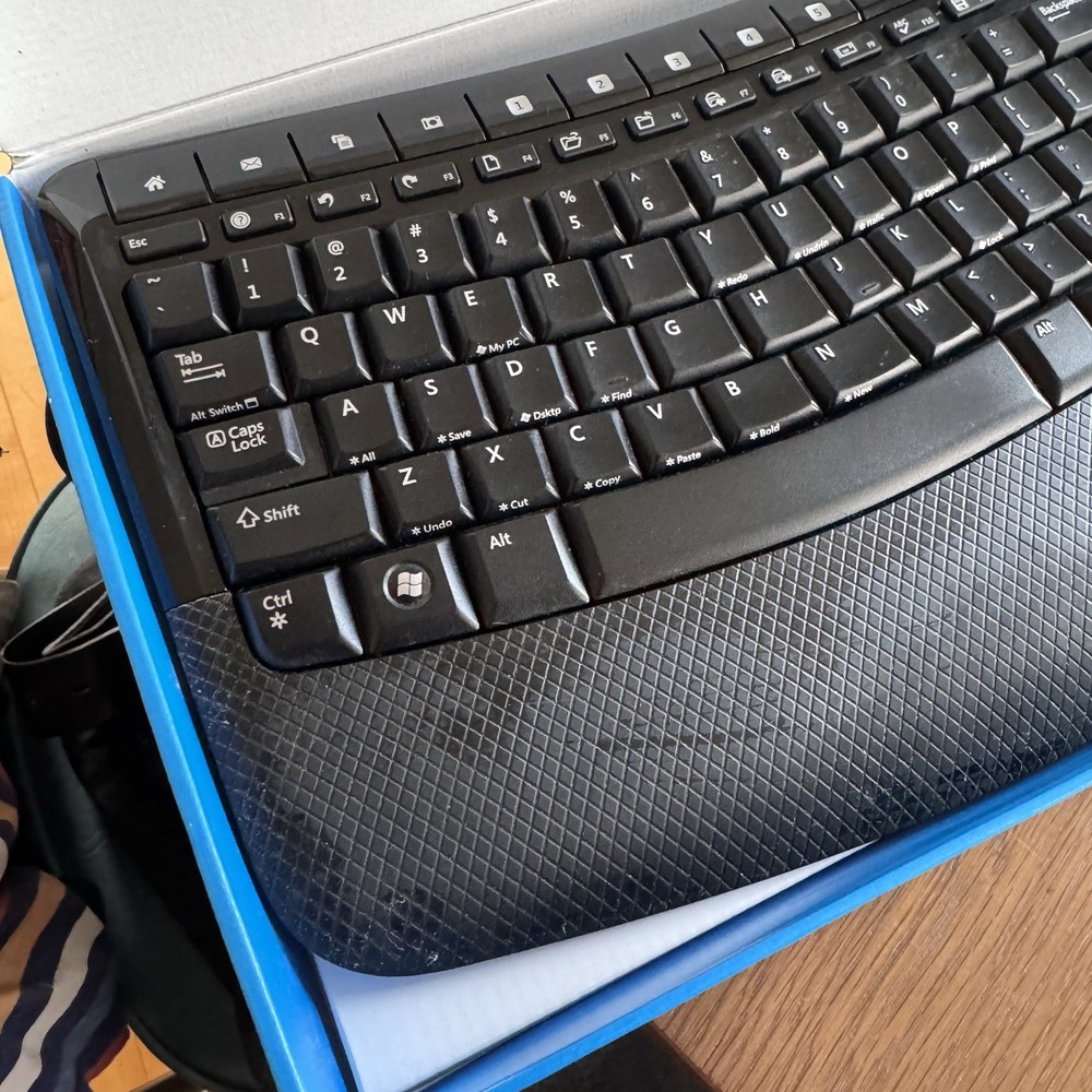 Microsoft Windows Wireless Comfort 5050 Desktop Keyboard & Mouse Includes DONGLE