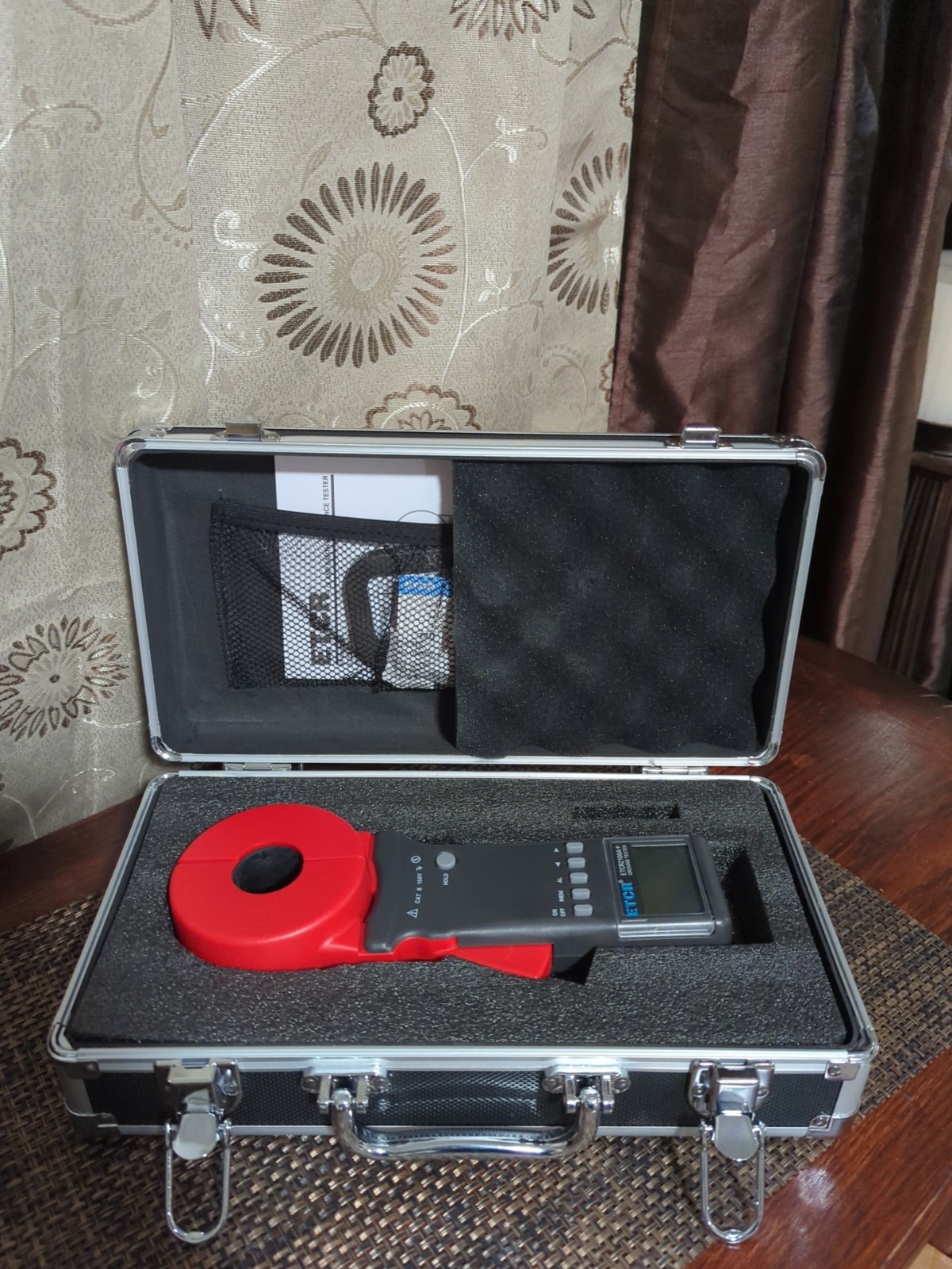 ETCR2100A+ Digital Clamp Ground Earth Resistance Meter Tester 0.01-200Ω