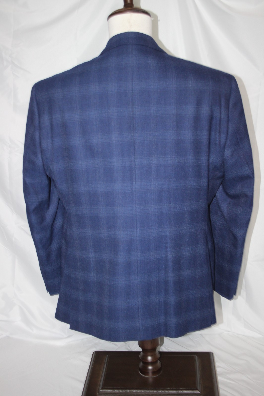 JOS A BANK 44S Traveler Blue Plaid Tailored Fit 2-Button Sport Coat