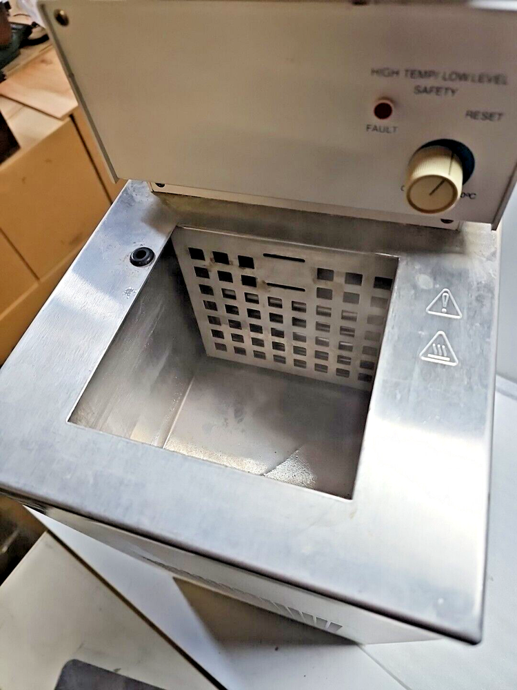 NESLAB MODEL RTE-100 HEATING AND RECIRCULATING WATER BATH