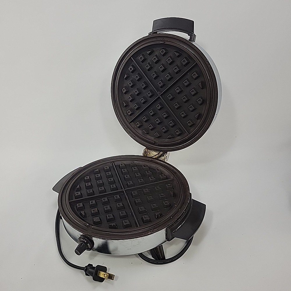 Vintage Toastmaster Waffle Maker Chrome Round Adjustable Temperature Model 252 A