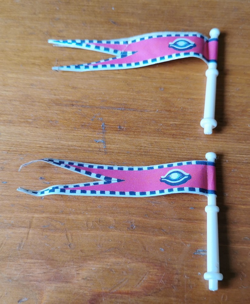 Dark World Game 2 X Flag Poles and Flags Waddingtons 1992 (2)
