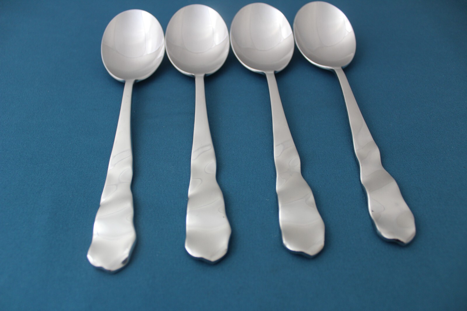 Pottery Barn LETTUCE Place Oval Soup Spoons (Set of 4) 18/8 Japan 7 1/2"