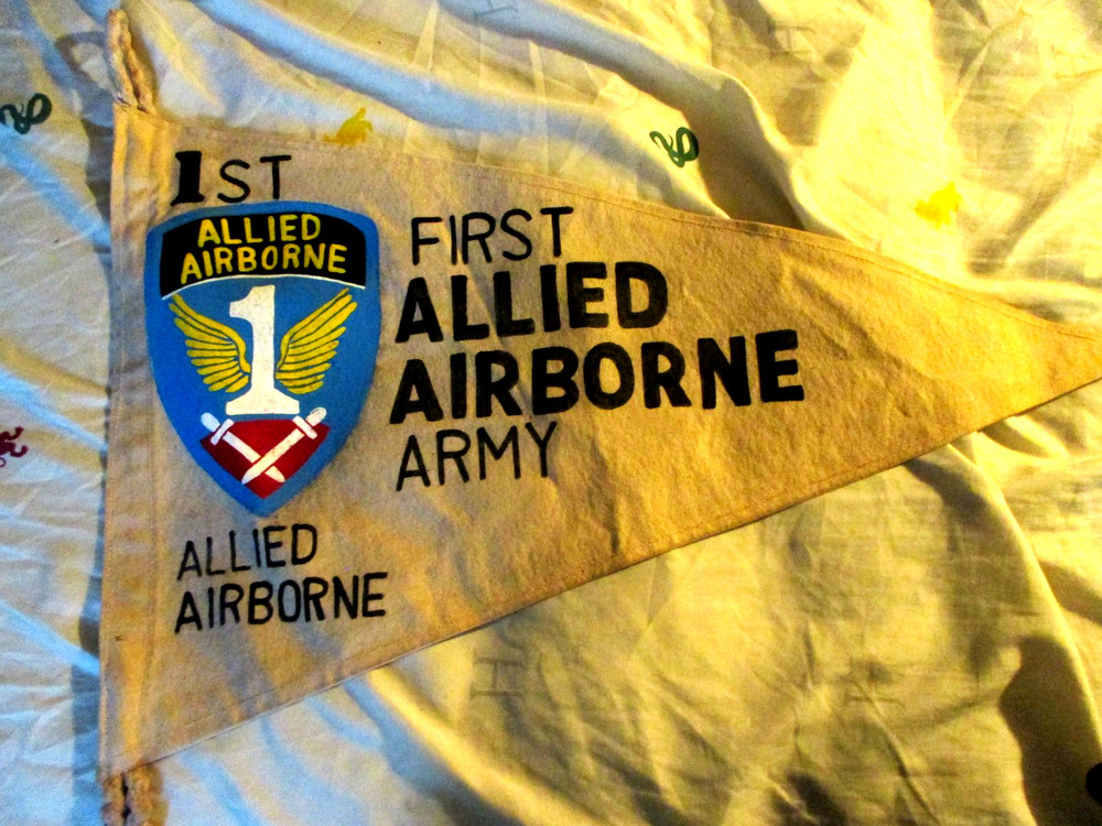 WWII 1 ST ALLIED AIRBORNE ARMY FLAG/  PENNET