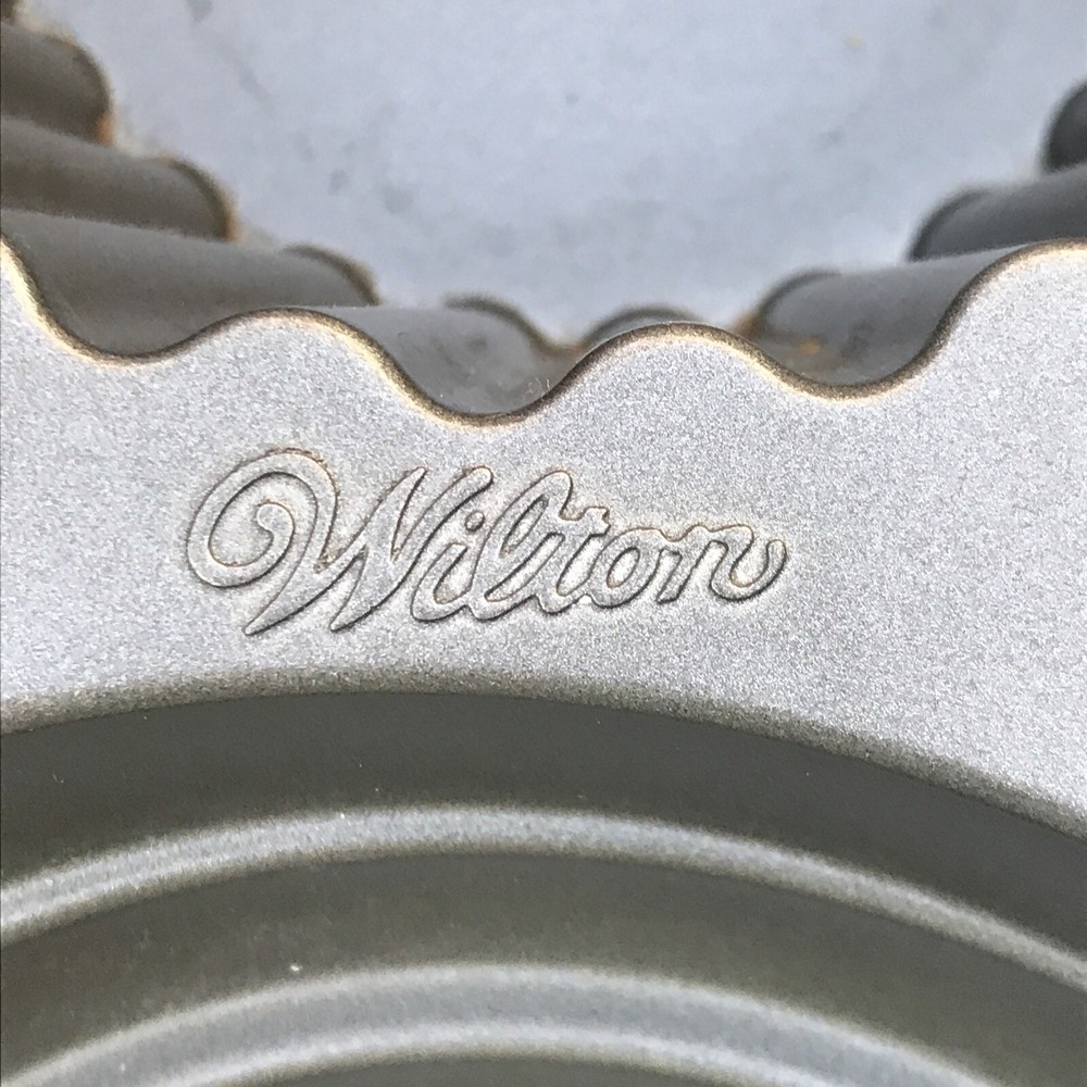 WILTON Large 3D Cupcake/Cake Pan Mold NON-STICK